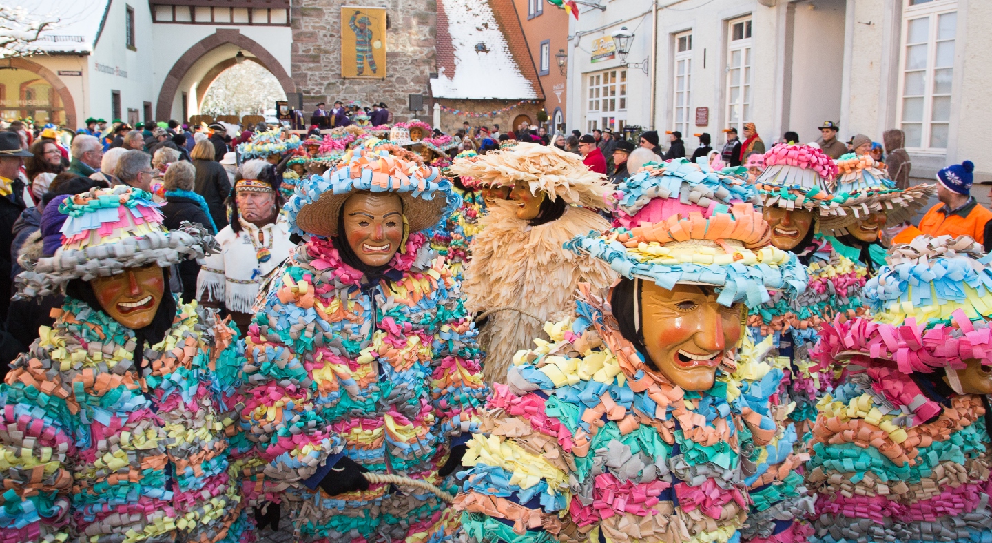 Narrenfiguren: Bändele und Welschkorn auf dem Kanzleiplatz