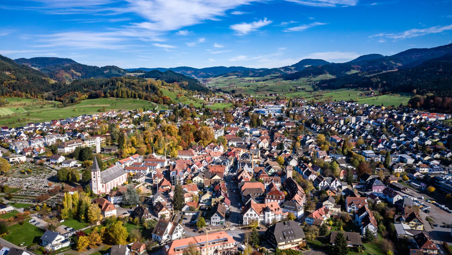 Drohnenbild, Blick von oben auf die Kirchstraße und das Rathaus