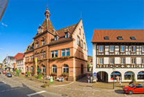 Blick von der Hauptstraße auf das Rathaus